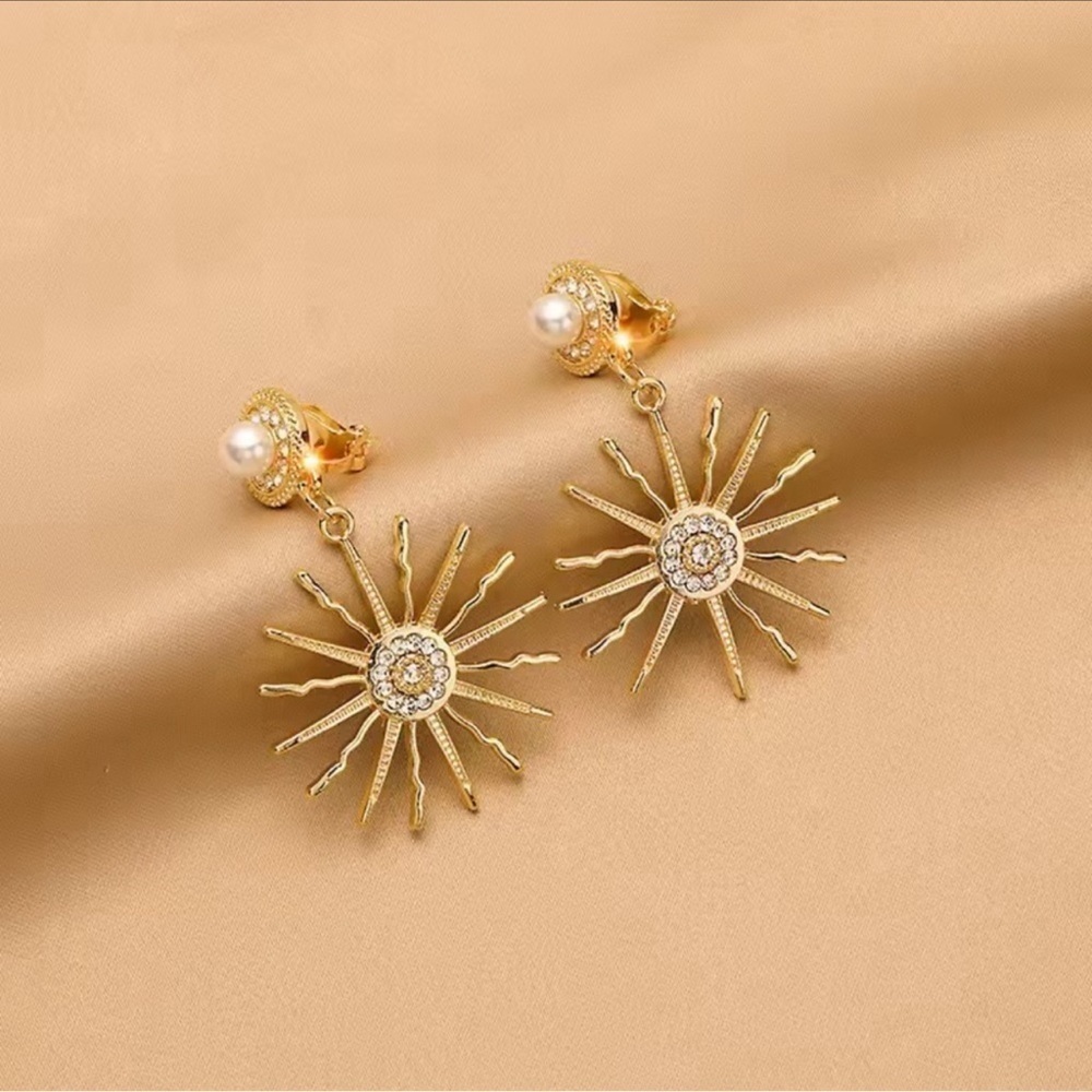 NEW! Elegant Gold Sunburst Sun Ear Clip. ☀️   A9-304